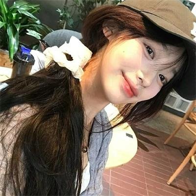随盲柳入眠的女人